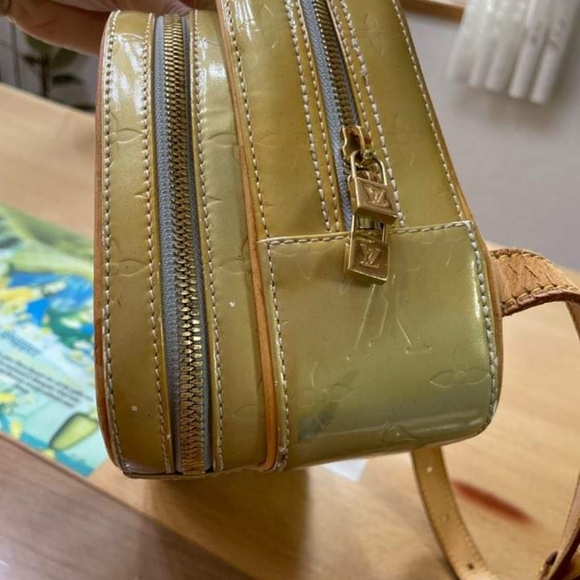 Louis Vuitton - Picture 5 of 17